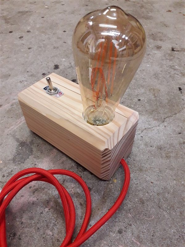lampe à poser en bois de douglas vue de la face arrière, ampoule à filaments LED et câble tressé rouge