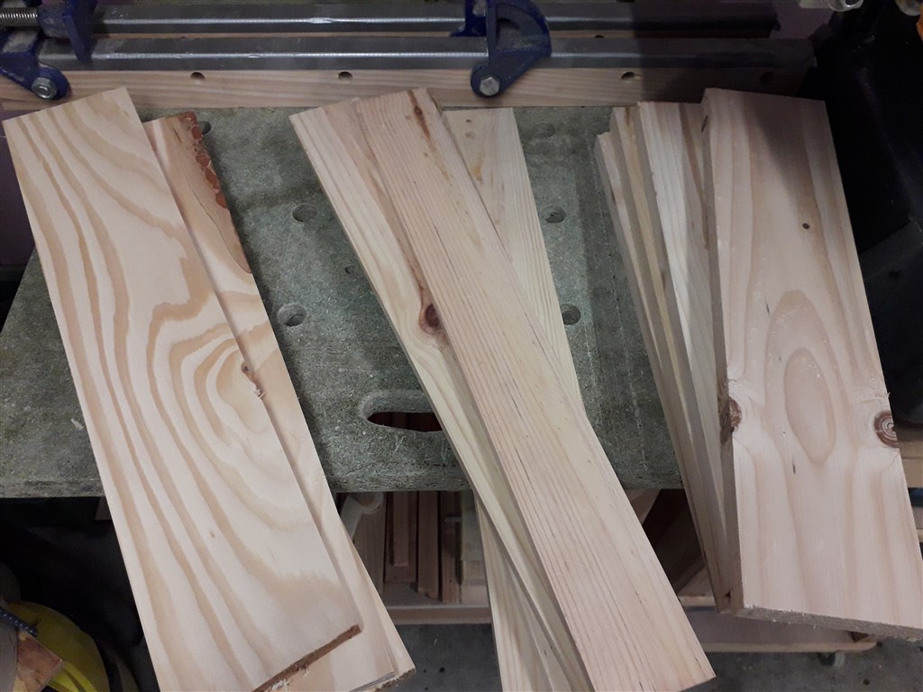 planches de bois rabotées