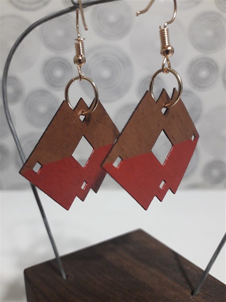 boucles d'oreilles en bois de noyer par copeaux d'un soir carrés imbriqués rouge