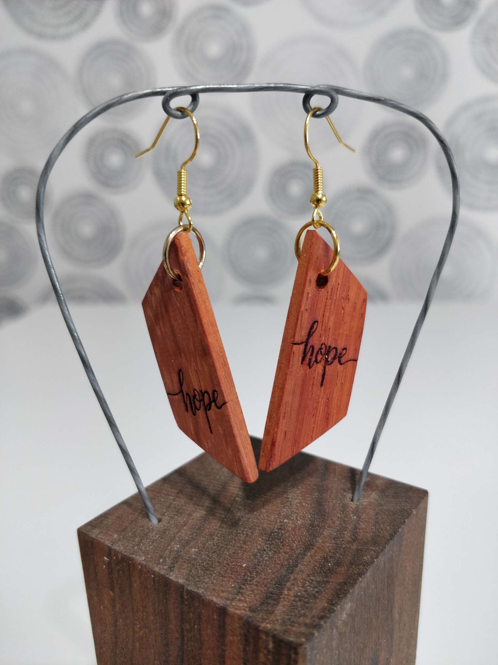 Boucles d'oreilles en bois de padouk, gravure laser personnalisée