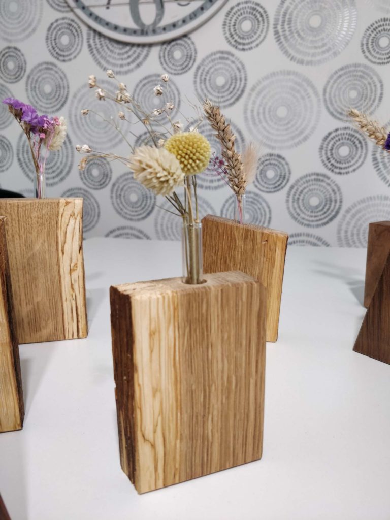 Soliflore en bois de chêne, fleurs séchées et tube en verre